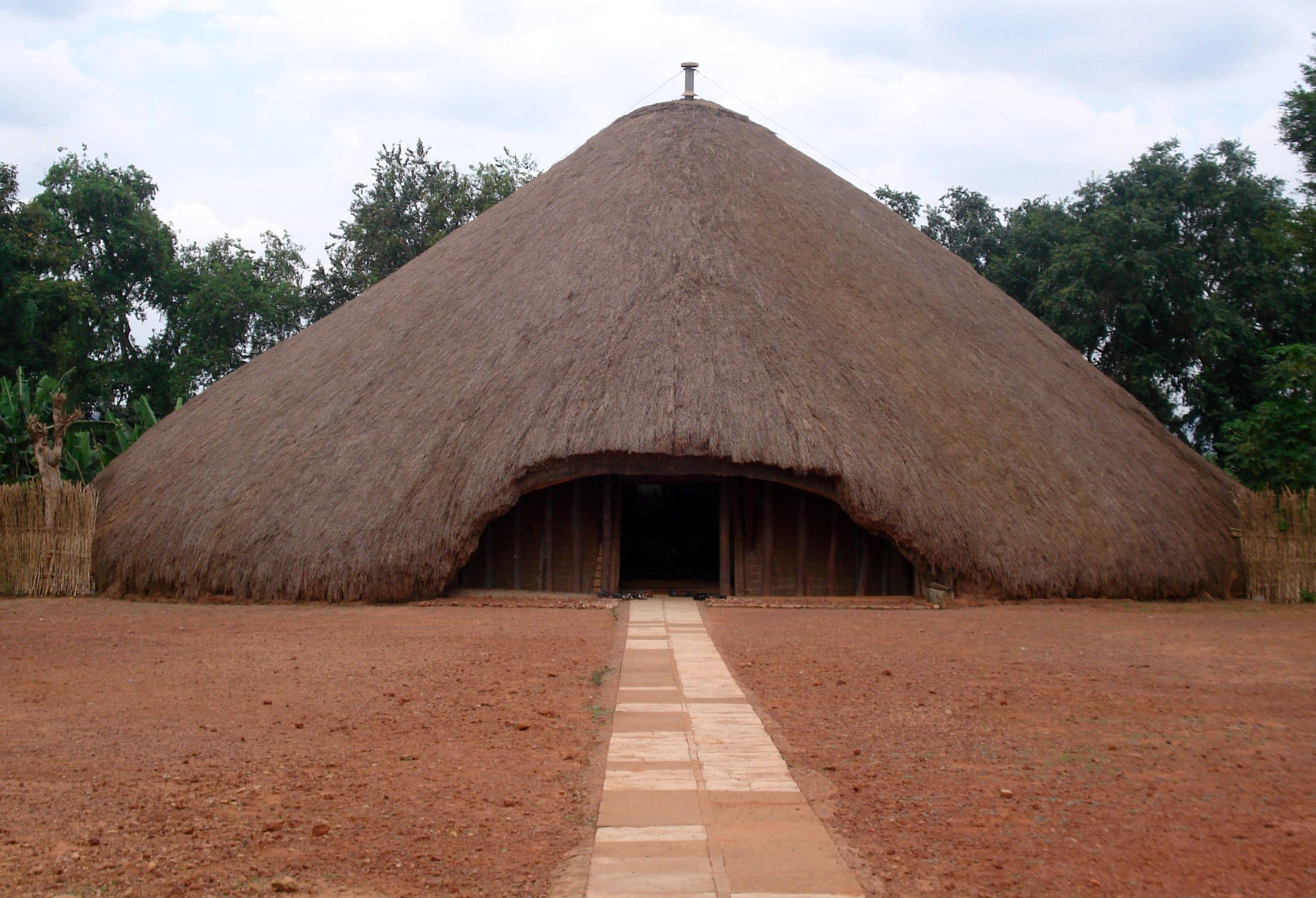 Onomo Hotel Kampala Wikimedia Tombs Of Buganda Kings At Kasubi — Ville Des Collines 3 Jours A Kampala | Onomo Hotels